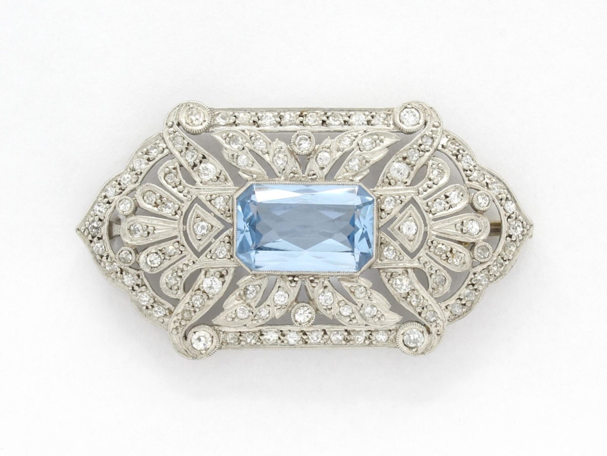 Broche de Platino con Diamantes Platinum Brooch with Diamonds