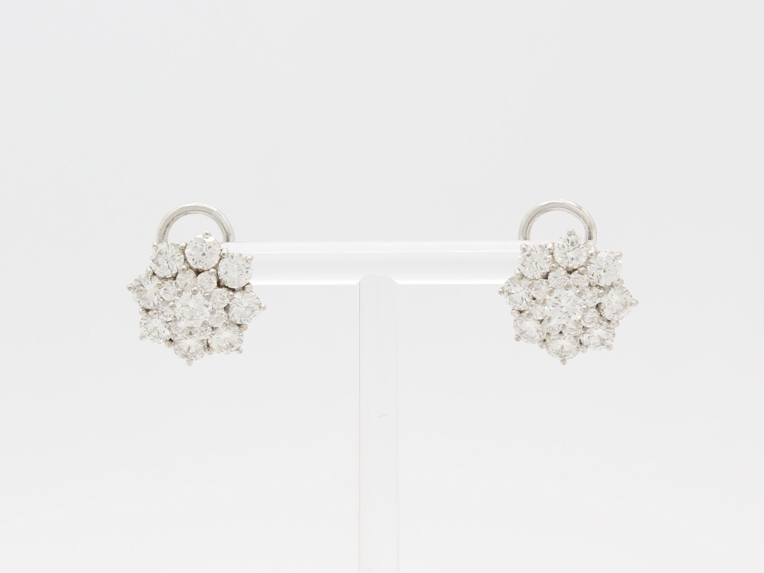 Pendientes Oro Blanco 18K Con 17 Brillantes c/u 9 Brillantes de 0'40ct Aprox. 8 Brillantes de 0'12ct Aprox.