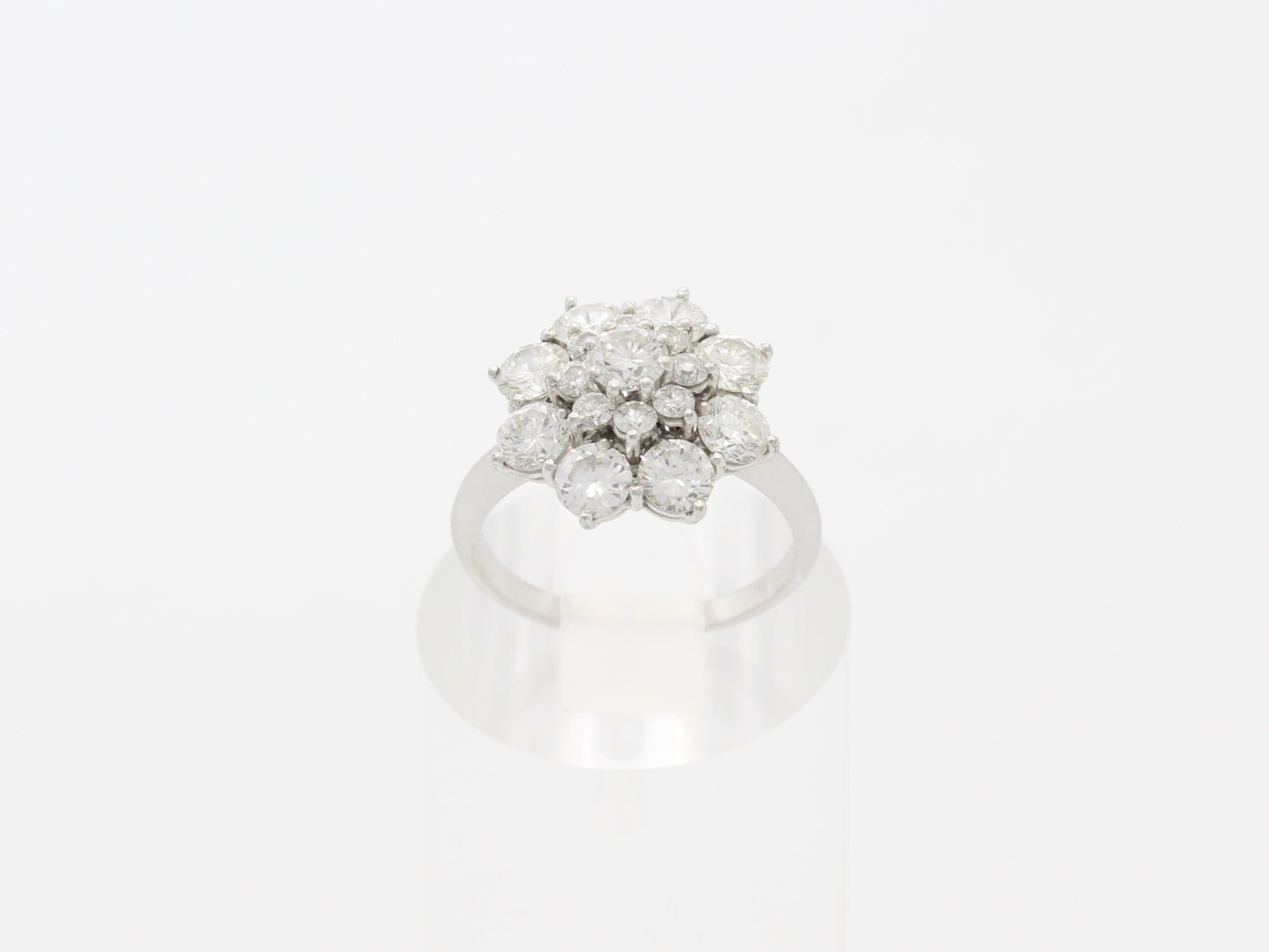 Anillo Oro Blanco 18K Con 17 Diamantes 9 Diamantes de 0,34ct Aprox. 8 Diamantes de 0,10ct Aprox.  18K White Gold Ring With 17 Diamonds 9 Diamonds of 0,34ct Approx. 8 Diamonds of 0'10ct Approx.