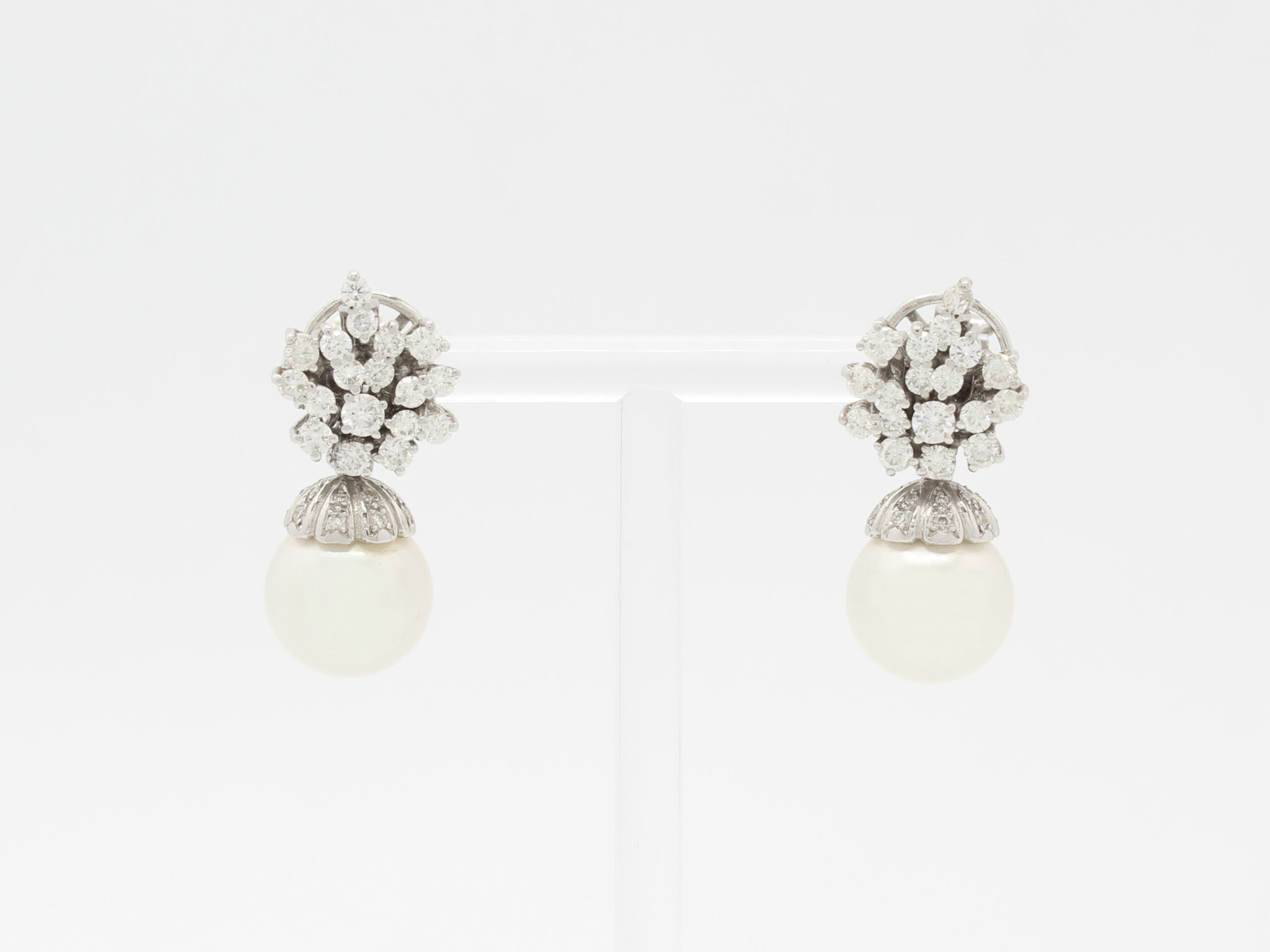 Pendientes Oro Blanco 18K Con 24 Brillantes c/u y Perla Australiana de 12,5 de Diametro La Flor Consta de 18 Brillantes de 1,44ct Aprox.  18K White Gold Earrings with 24 Diamonds each & 12.5mm Australian Pearl The Flower consists of 18 Diamonds of Approx. 1,44ct.