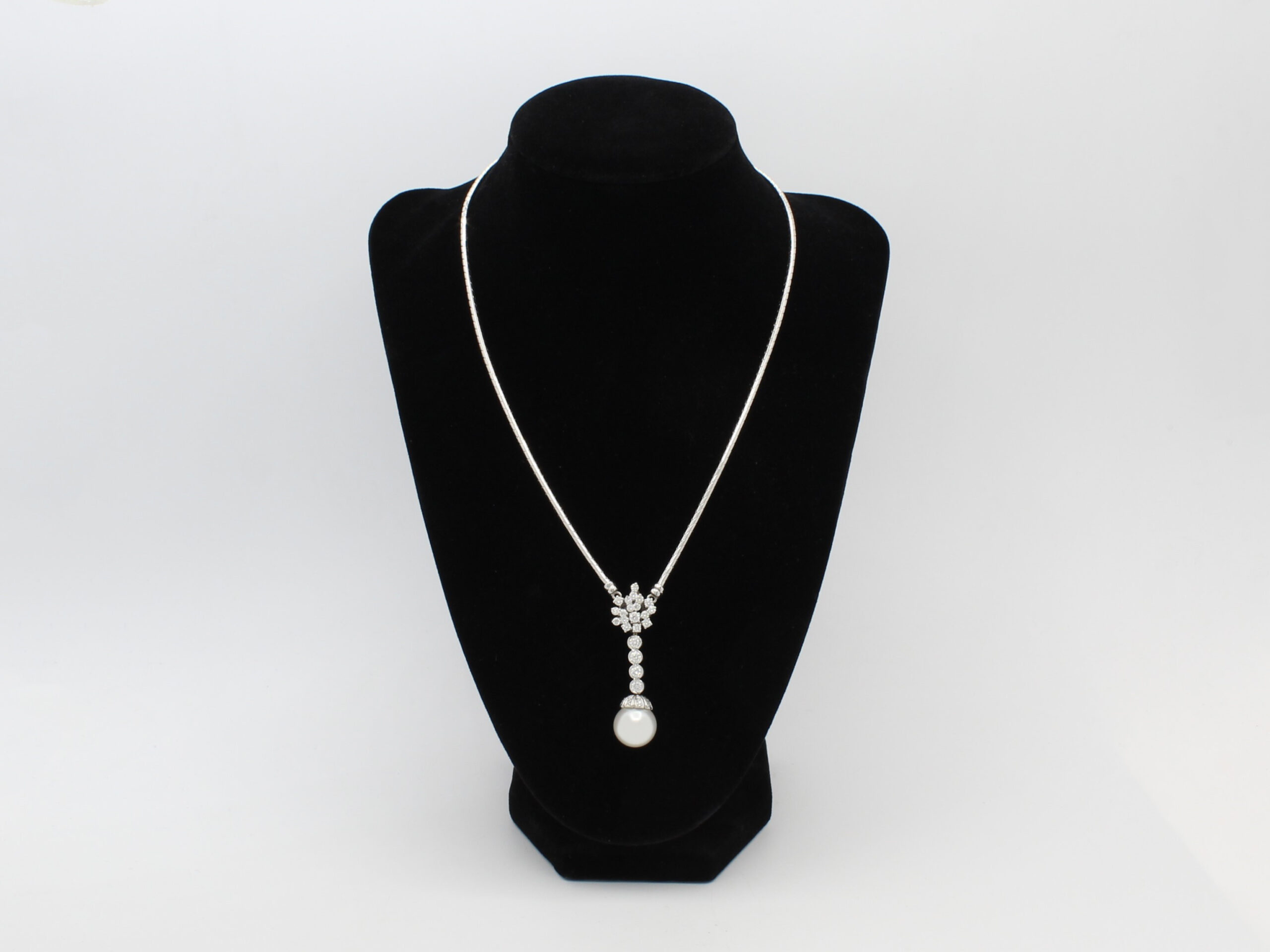 Colgante Oro Blanco 18K con Perla Australiana de 12,7 de Diámetro Aprox. y Brillantes 4 Brillantes de 0,28ct c/u Aprox. Y Flor de 18 Brillantes de 1,44ct Aprox. en Total  18K White Gold Pendant with Australian Pearl of Approx. 12.7 Diameter & Diamonds 4 Diamonds of Approx. 0.28ct each & Flower with 18 Diamonds of Approx. 1.44 ct Total