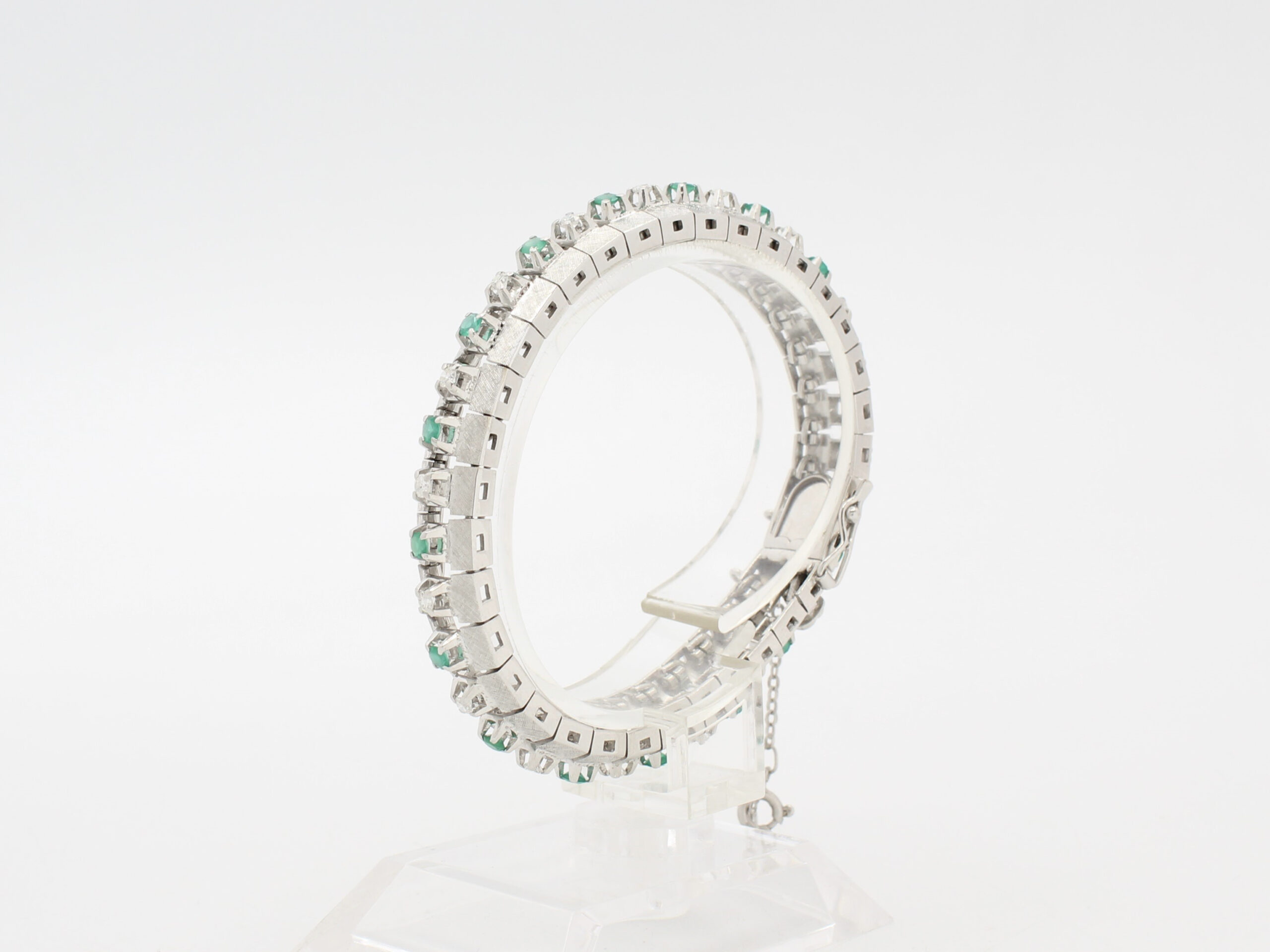 Pulsera Oro Blanco 18K con 16 Brillantes de 0'035ct Aprox. c/u y 17 Esmeraldas 18K White Gold & Diamonds Bracelet with 16 Diamonds of 0,035ct Approx. each & 17 Emeralds