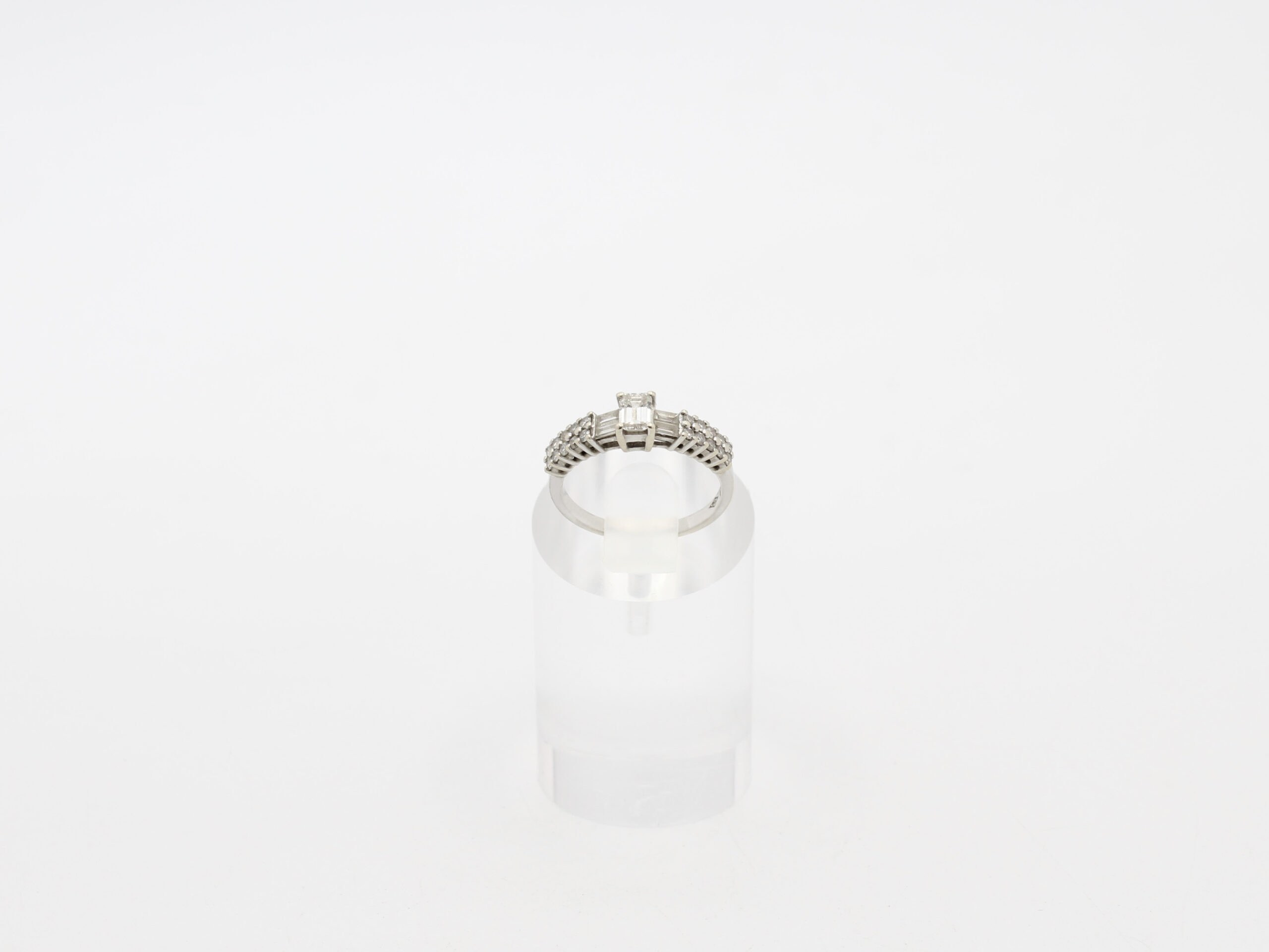 Anillo Oro Blanco 18K con Brillante Central de 0,4ct Aprox. y 10 Brillantes en Cada Lado y 2 Baguette  18K White Gold Ring with a Central Diamond of Approx. 0.4ct & 10 Diamonds on Each Side & 2 Baguette