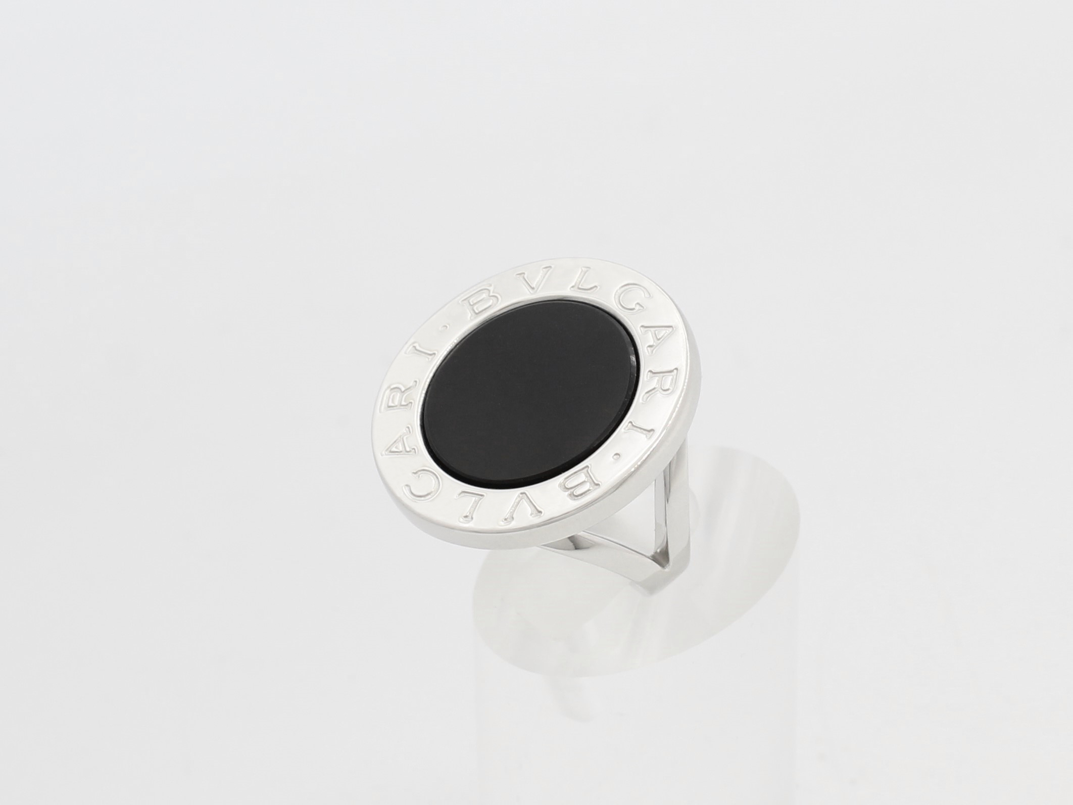 Anillo Bulgari Oro Blanco 18K y Onix Bulgari 18K White Gold & Onyx Ring