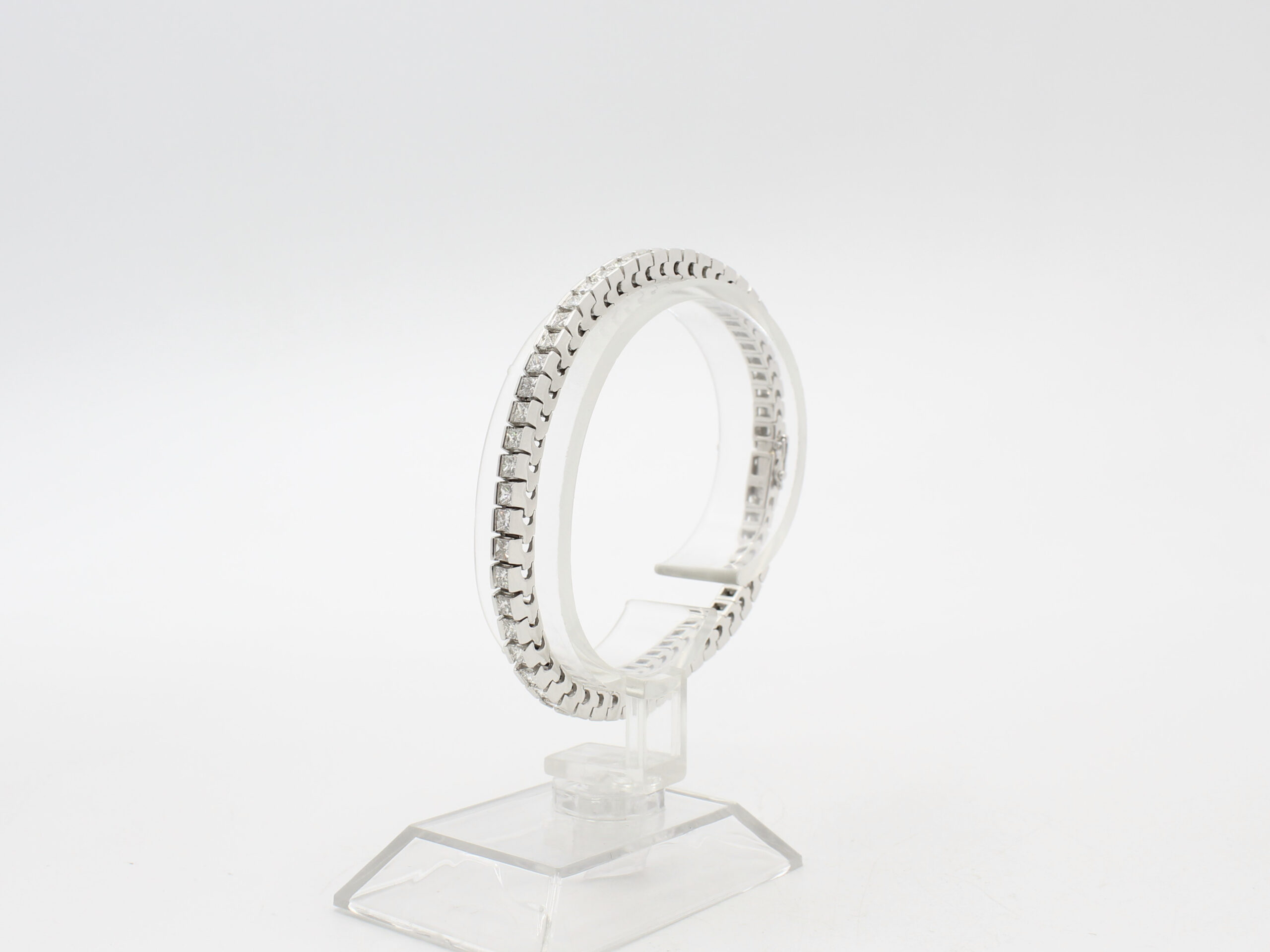 Rivière Oro Blanco 18K con 57 Brillantes Talla Princesa de 0'30ct Aprox. c/u con un Total de 17ct Aprox.  18K White Gold & Diamonds Rivière with 57 Princess Cut Diamonds of 0,30ct Approx. each with a Total of 17ct Approx.