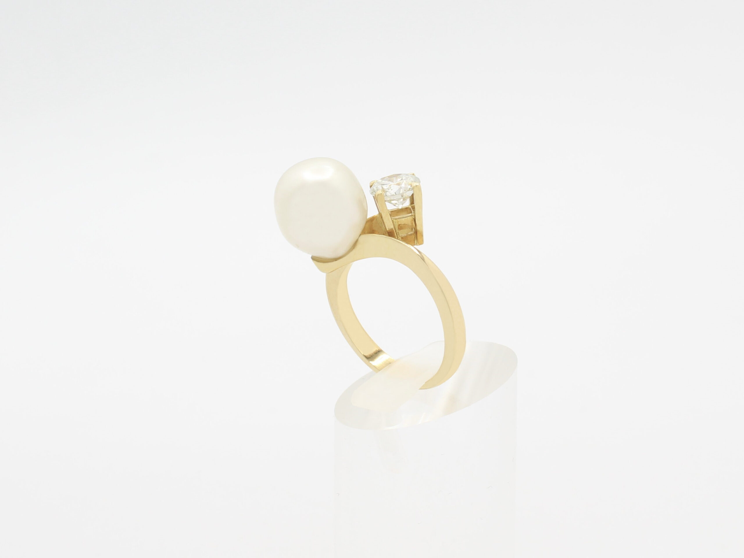 Anillo Oro Amarillo 18K con Perla Australiana de 12mm de Diámetro Aprox. y Brillante Talla Round de 1,25ct Aprox. H-SI2 Aprox.  18K Yellow Gold Ring with an Australian Pearl of approx. 12mm Diameter & a Round Cut Diamond of Approx. 1.25ct H-SI2 Aprox.