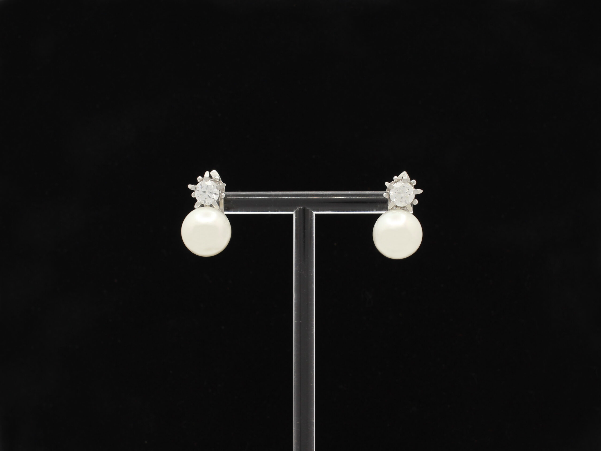 Pendientes Oro Blanco 18K con Perla Australiana de 11,5mm de Diámetro Aprox. c/u y Brillante Talla Round de 0,66ct Aprox. c/u  18K White Gold Earrings with Australian Pearl of Approx. 11.5mm Diameter each & Round Cut Diamond of Approx. 0.66ct each