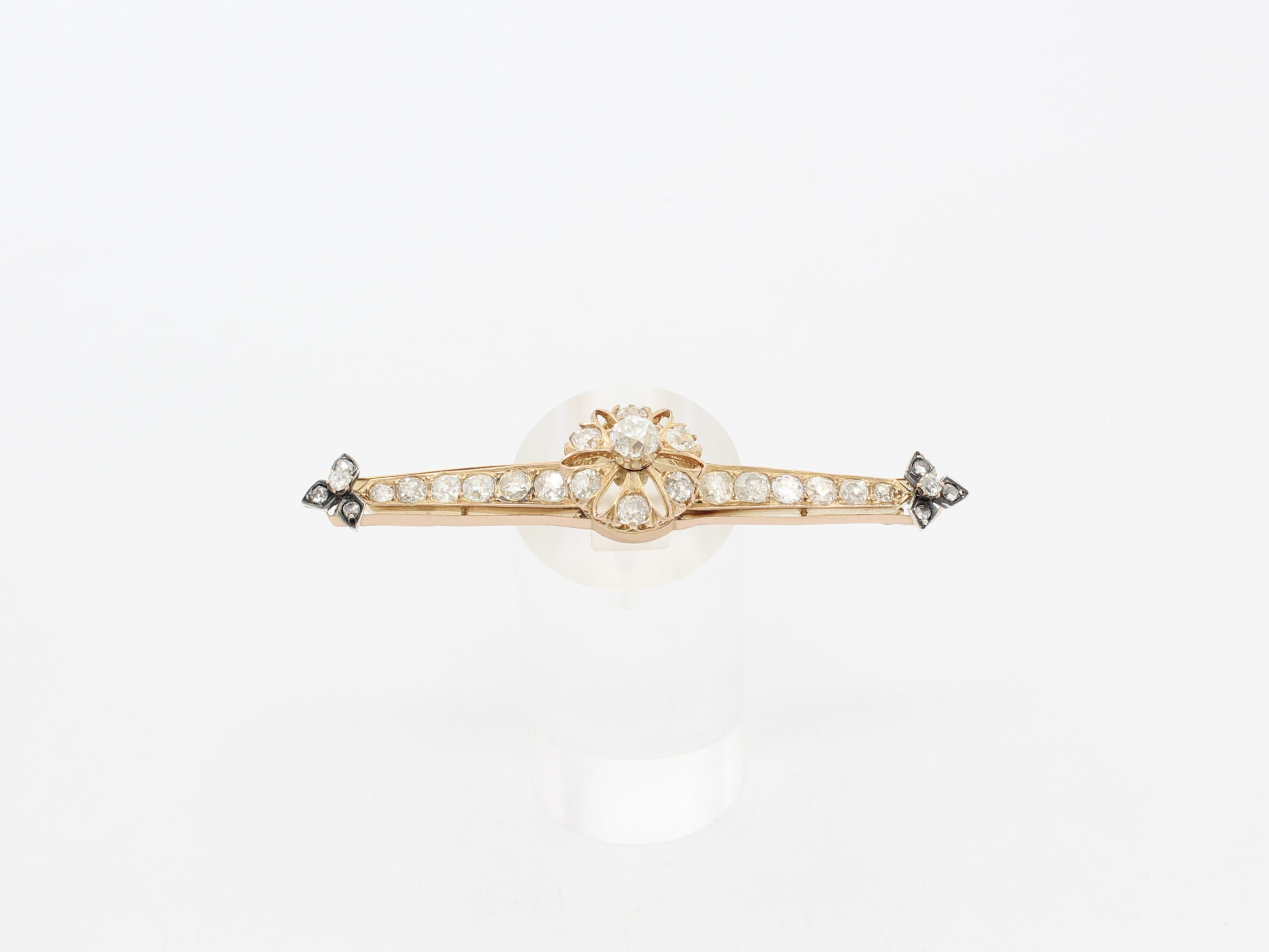 Aguja Oro Amarillo 18K con Brillante Central Talla Antigua de 0,5ct Aprox. con un Total de 27 Brillantes  18K Yellow Gold Brooch with an Approx. 0.5ct Old Cut Brilliant Center Stone & a Total of 27 Diamonds